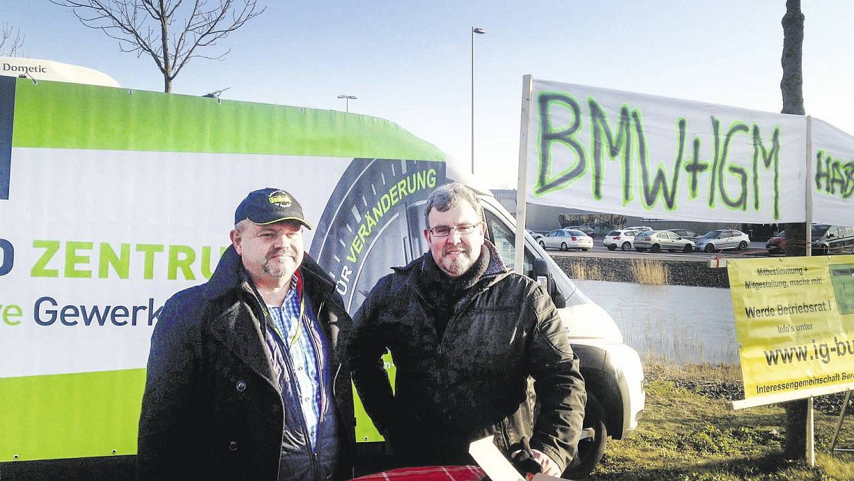 Werben unter Arbeitnehmern: Rechte Aktivisten Frank Neufert (l.) und Oliver Hilburger vor dem BMW-Werk in Leipzig. | © Foto: CC