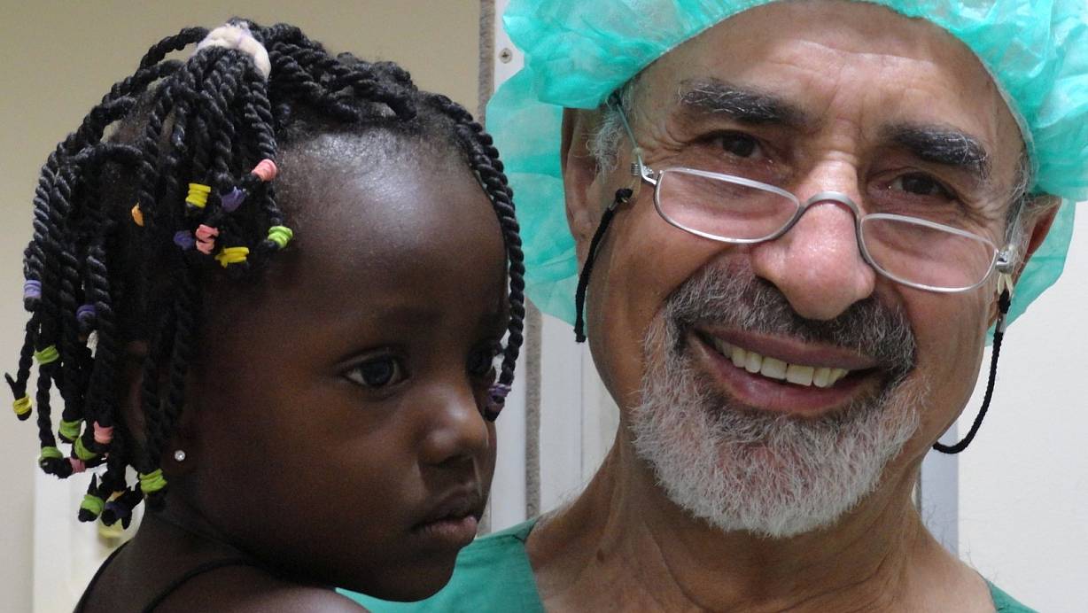 Unzähligen Kindern hat Dr. Emma mit seinen Gratis-Operationen das Leben gerettet. Geht’s nach dem nunmehr 80-Jährigen, werden noch viele weitere Kinder hinzukommen. | © Hammer Forum, Klaudia Nussbaumer, Privatarchiv Emmanouilidis