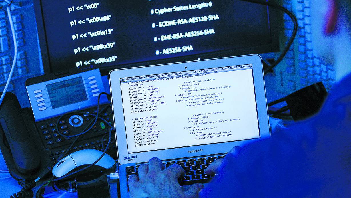 Dunkle Machenschaften: Der Teil des Internets, der für die Suchmaschinen unsichtbar ist, heißt Deep Web. Ein kleiner Teil des Deep Web wird von Kriminellen genutzt. Sie verkaufen hier Drogen, verbreiten Kinderpornos und heuern Auftragsmörder an. | © DPA