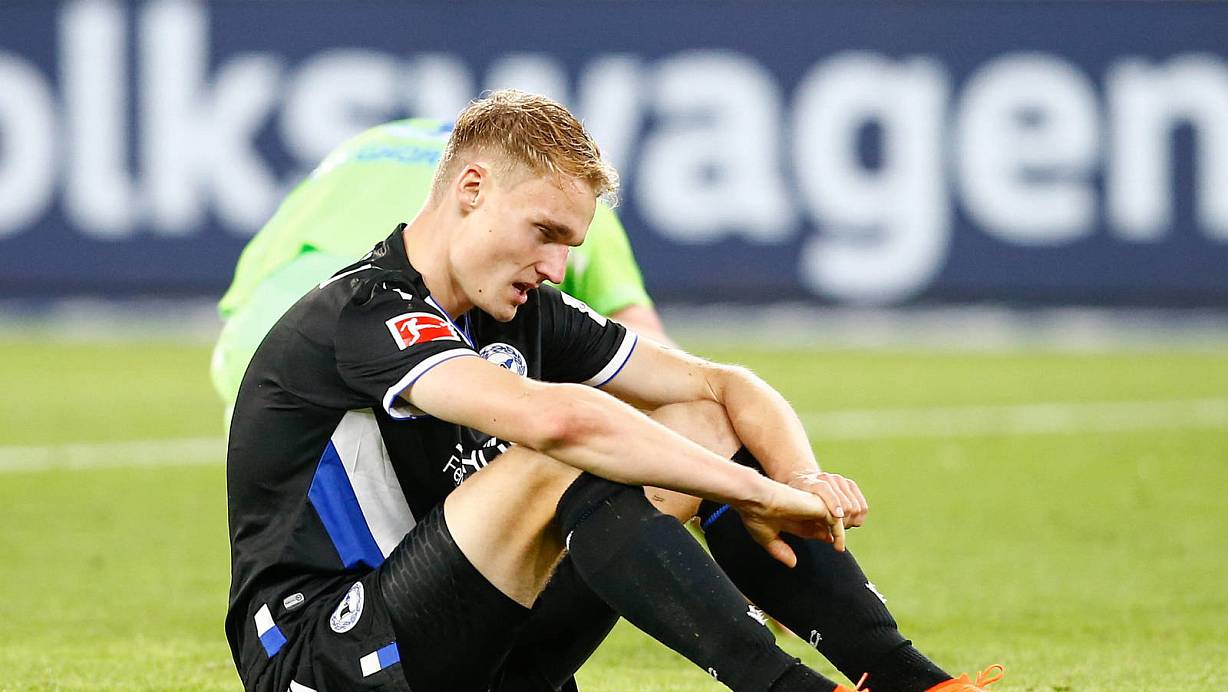 Amos Pieper war nach der Niederlage in Wolfsburg bedient – Arminia hatte es dem Gegner zu leicht gemacht. Foto: imago images | © imago images/Jan Huebner
