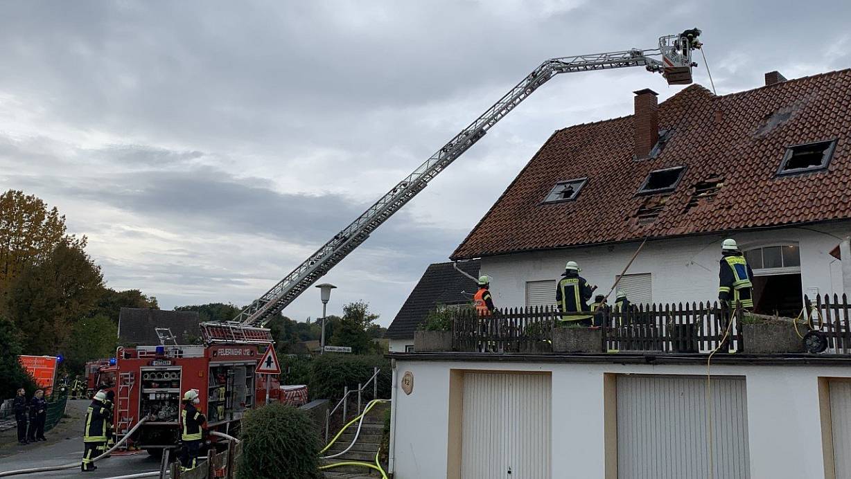 Das Feuer im Dachstuhl war am Dienstagmittag bemerkt worden. Auch die Drehleiter aus Lübbecke kam zum Einsatz. | © Sandra Spieker
