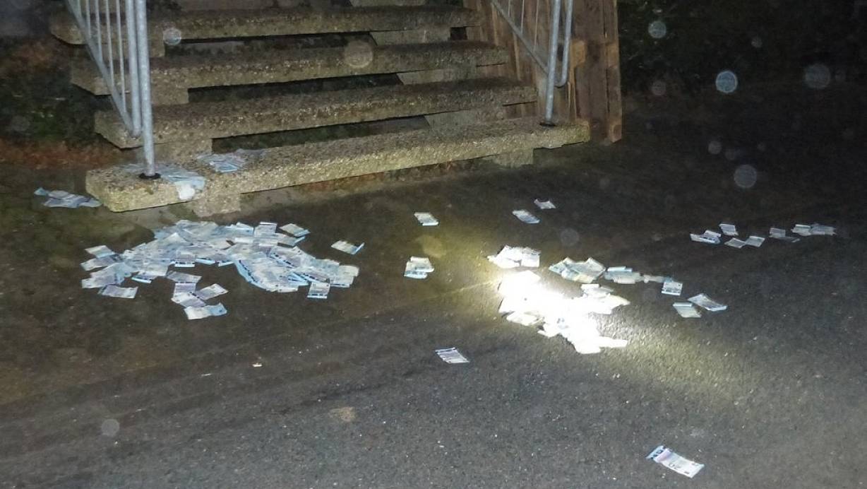 Bei ihrer Flucht verloren die Täter mehrere Geldscheine. | © Polizei Minden-Lübbecke