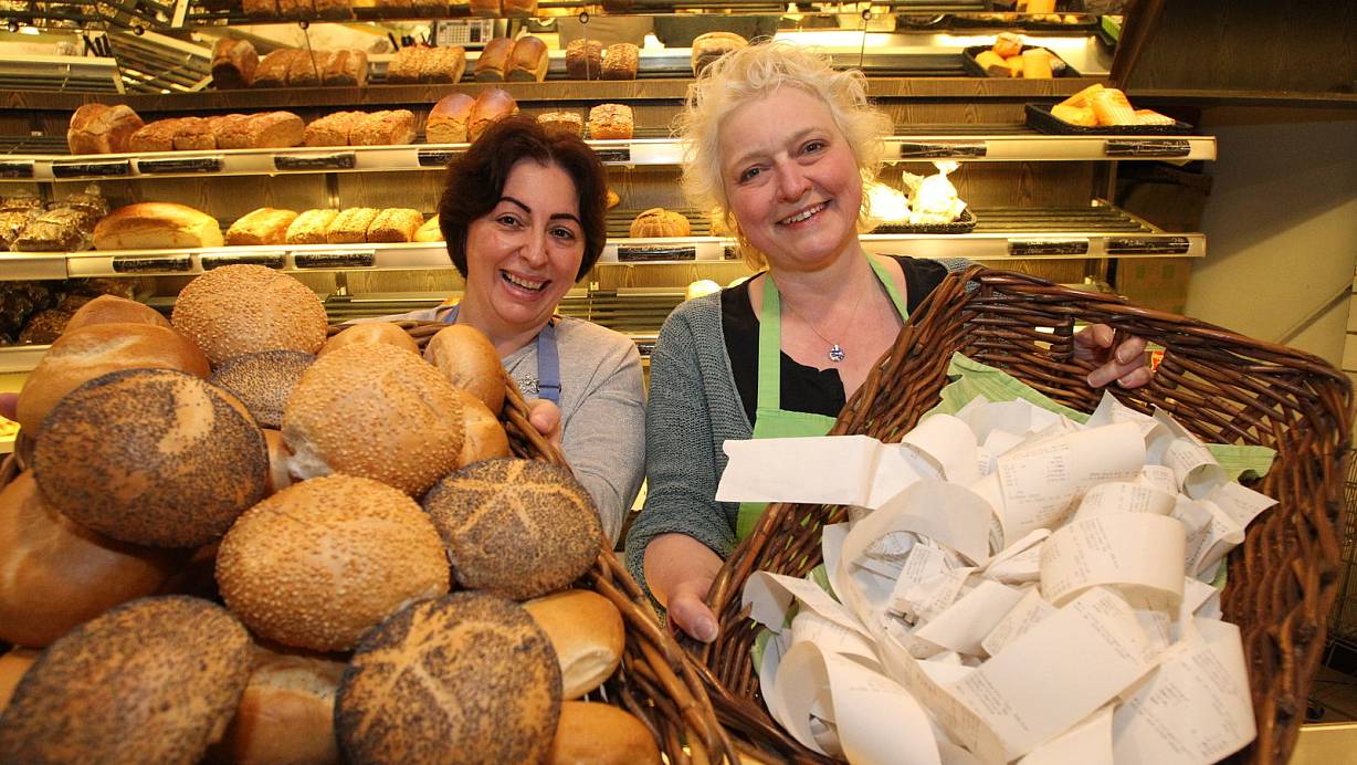Verkäuferin Selma Uzun und Chefin Christina Schumacher von der Bäckerei Schumacher in Hiddenhausen sind ebenfalls von der Kassenbonpflicht nicht begeistert. Foto: Peter Steinert | © Peter Steinert