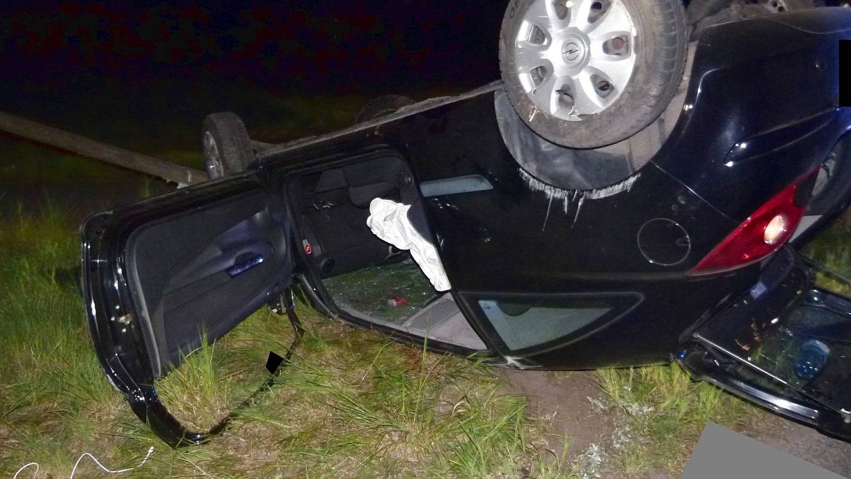 Ersthelfer befreiten den Hiller aus dem Fahrzeug und wählten den Notruf. | © Polizei Minden-Lübbecke