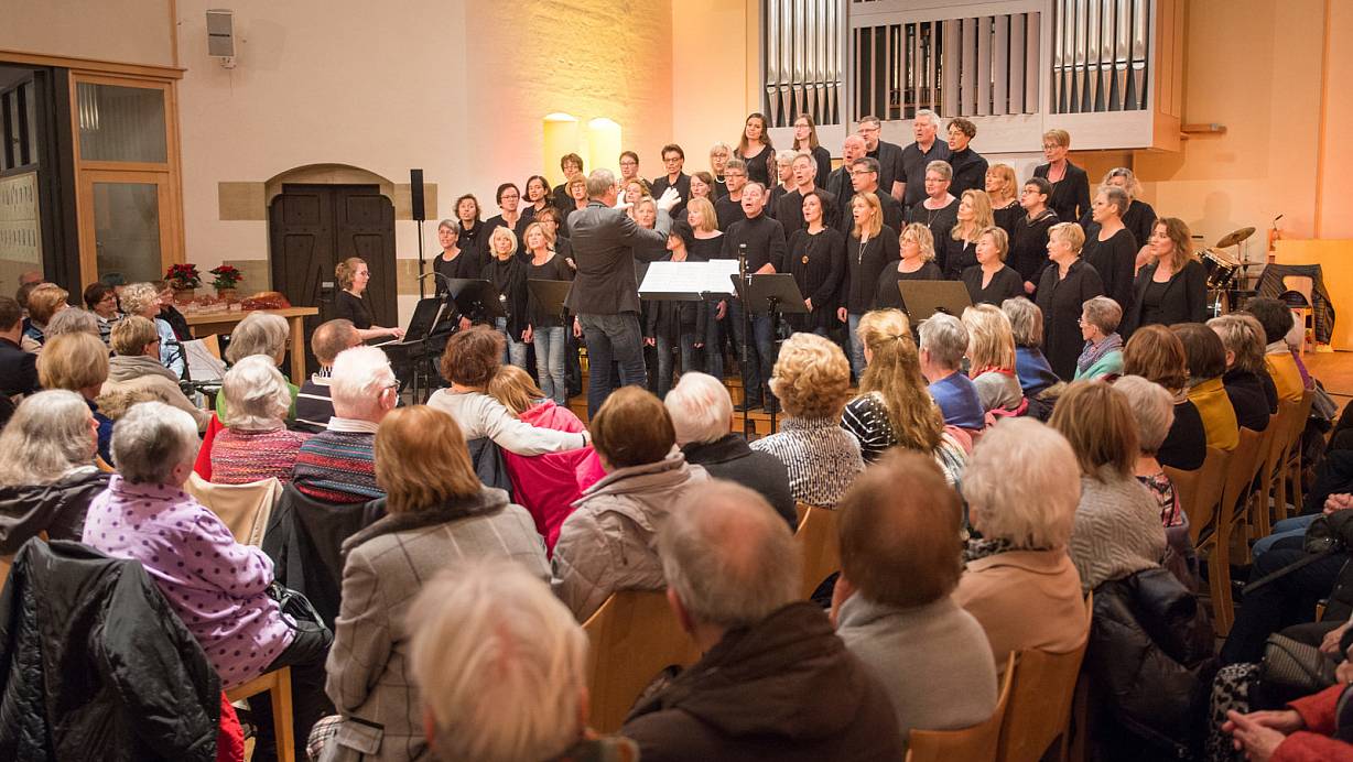 Seit einigen Jahren gibt der Gospelchor „Call Him up“ in der Adventszeit zwei Konzerte, eins in Herringhausen und eins in der wie hier trotzdem voll besetzten Petrikirche. | © ralf bittner