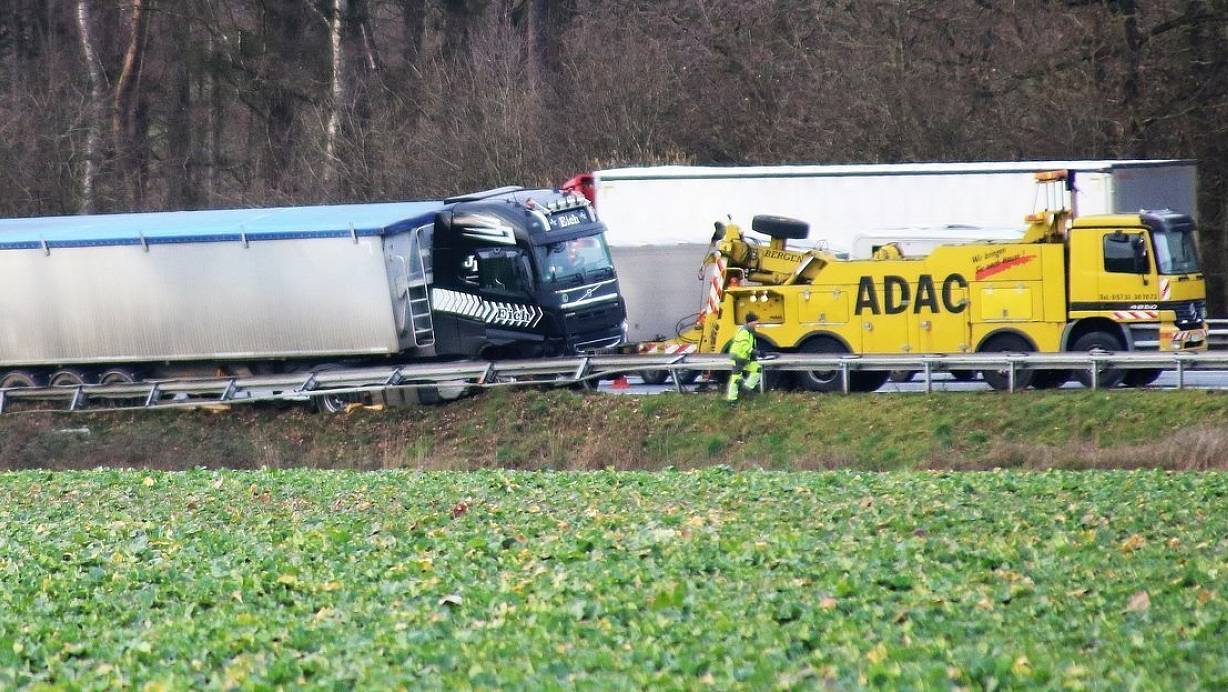 Der Lkw muss nun mit einem Kran herausgezogen werden. | © Thomas Lieske