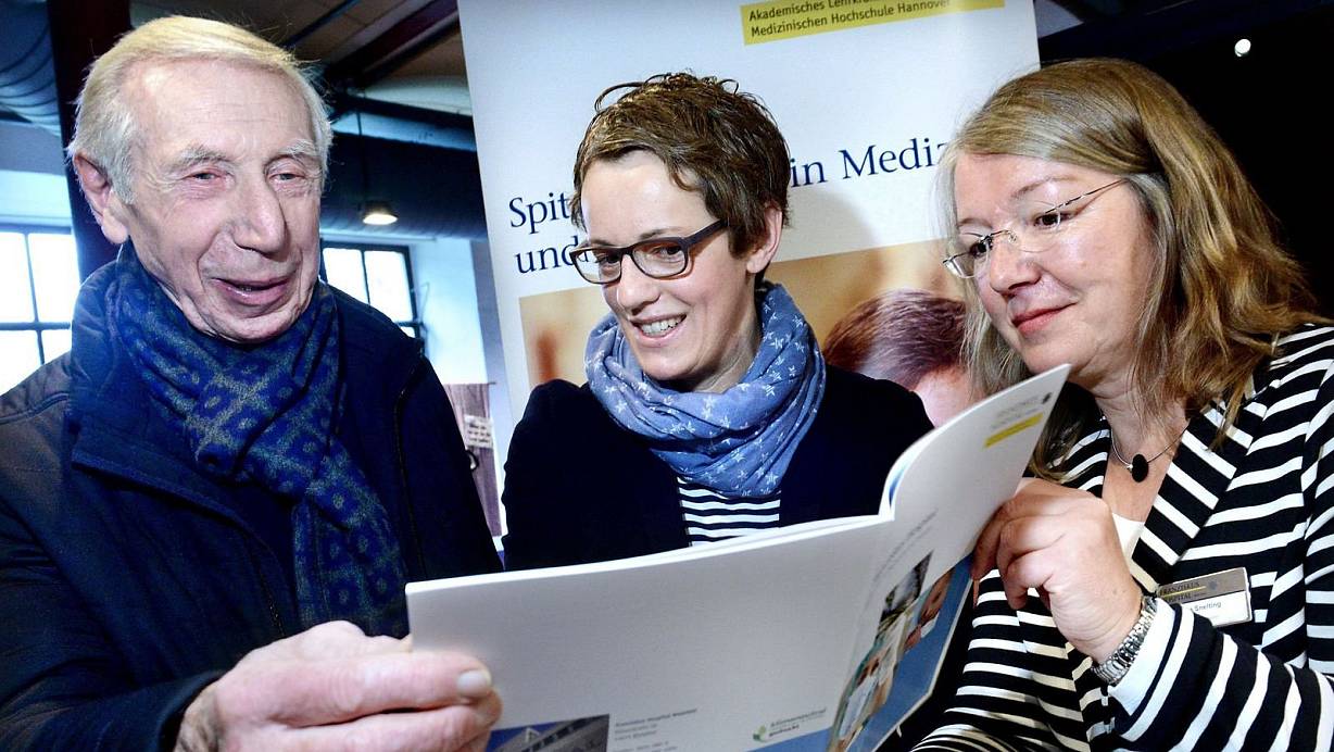 Beraten Besucher beim Info-Tag: Gesa Ontrup und Ursula Snelting vom Franziskus-Hospital. | © Barbara Franke