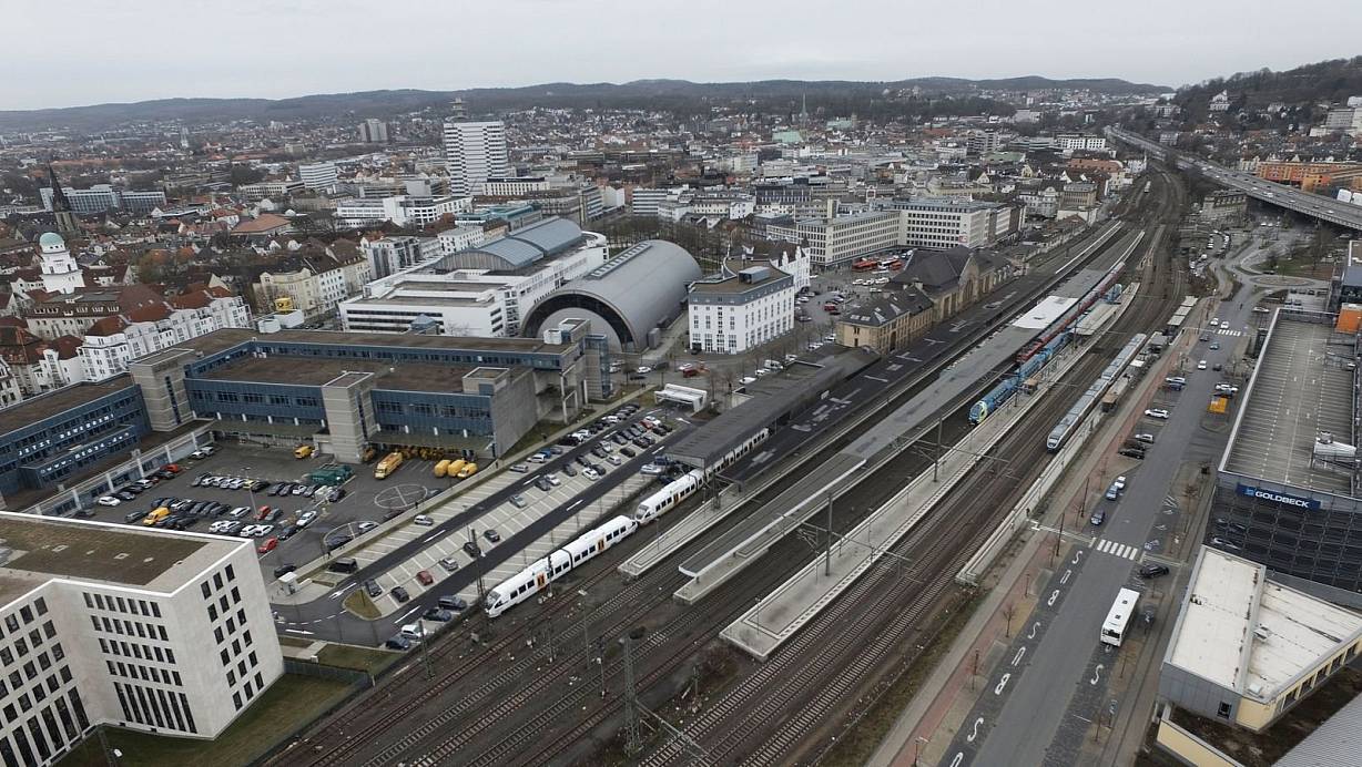 Hauptbahnhof Bielefeld: Auf dem Bahnsteig Gleis 8, an dem Regionalzüge halten, ist es am Zugang eng, das Wartehäuschen ist zu klein. | © Jens Reddeker