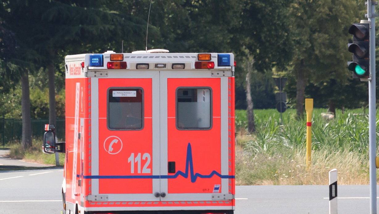 Der Rettungswagen der Wache Rietberg passiert die Ampelkreuzung an der B 64, die Technik hat dafür gesorgt dass er die Grünphase erwischt. Nur bei Fahrten mit Sonderrechten (Blaulicht und Martinshorn) wird die neue Ampelschaltung eingesetzt. | © Foto: Kreis Gütersloh