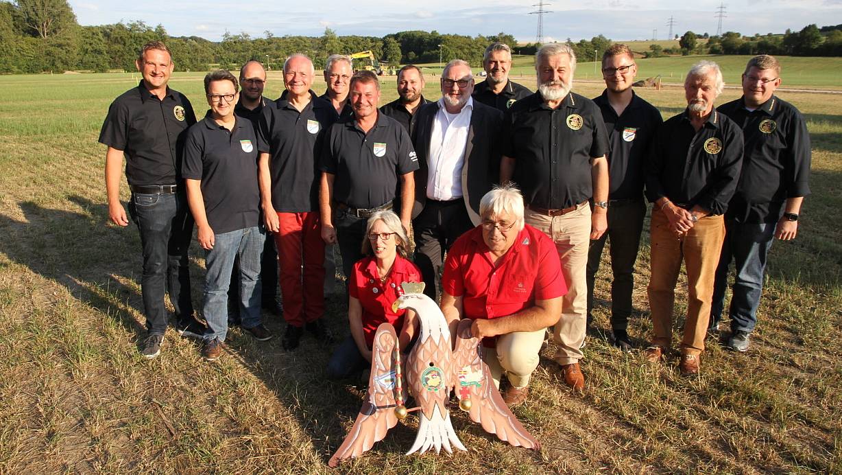 Freuen sich auf das Fest: Das Kreiskönigspaar Paul und Manuela Paschen mit den Vorstände des Kreisschützenbund und des Schützenverein Husen. | © Johannes Büttner