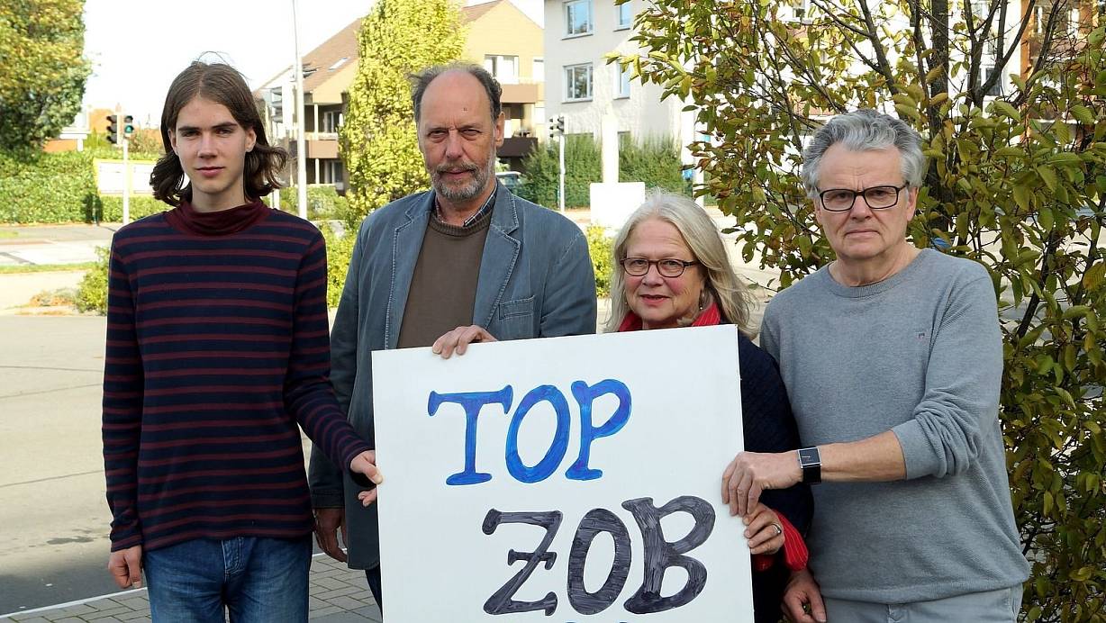 Jonathan Sanke (v. l.), Uwe Hartmeier, Christiane Brune-Wiemer und Rolf Kienemann sind Sprecher der Lübbecker Bürgerinitiative pro ZOB. | © Michael Grundmeier