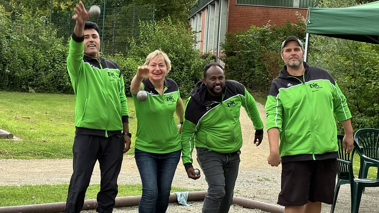 Quamedin Reeza, Renate Kuhlmann, Ali Mohammad Taher und Michael Witte (v. l.), hier beim Training auf der Anlage in Delbrück, sind in zwei Disziplinen bei den Deutschen Meisterschaften angetreten. | © Karl-Heinz Koch