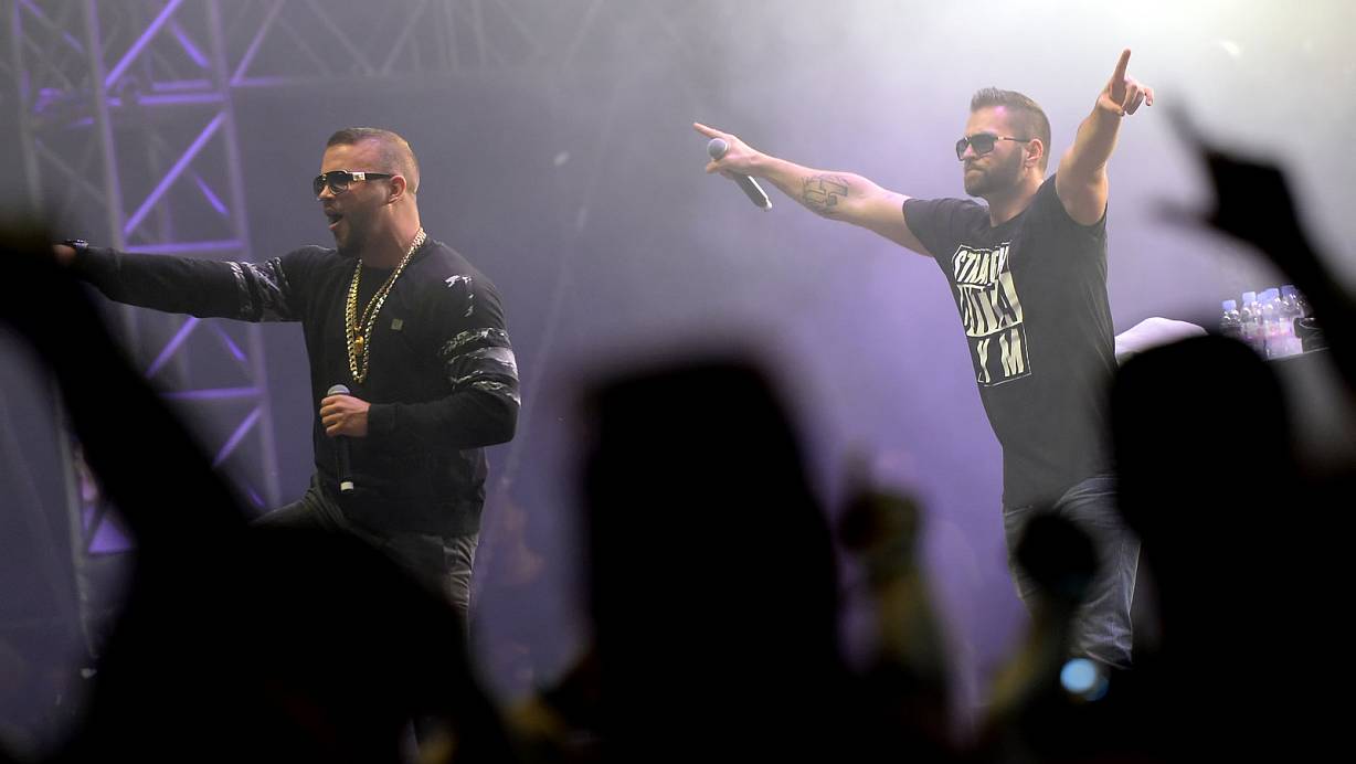 Rapper Kollegah (l., hier ein Archivbild eines früheren Auftritts nach Problemen mit seiner Agentur) trat vor rund 500 Fans auf. | © picture alliance/dpa
