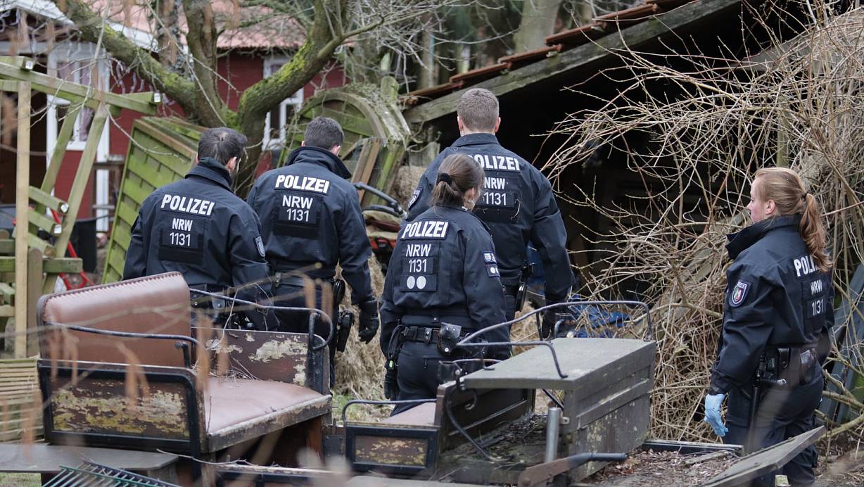 Seit Wochen sichern die Ermittler auf den betroffenen Grundstücken in Hille spuren. Dieses Foto wurde bei einer großangelegten Suche am 14. März auf dem Hof von Jörg W. aufgenommen. Später fand die Polizei dort die zwei Leichen von Gerd F. und Jochen K. MT- | © Foto: Alex Lehn (Archiv)