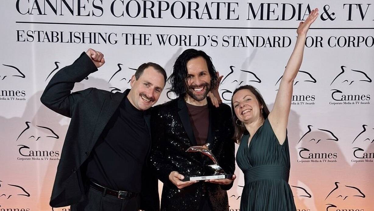 Zwischen rotem Teppich, Blitzlicht und Branchenprominenz nahm das lim-Team die begehrte Trophäe am 25. September an der Côte d’Azur entgegen – stellvertretend für den Kunden DENIOS und das gesamte Produktionsteam.?Foto: xx | © Filmservice/Denios SE