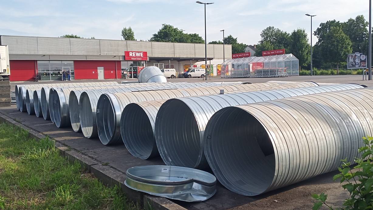 Vor dem Rewe-Markt am Entruper Weg in Lemgo liegen am Dienstagabend lange Reihen Lüftungsrohre auf dem Parkplatz. | © Jens Rademacher