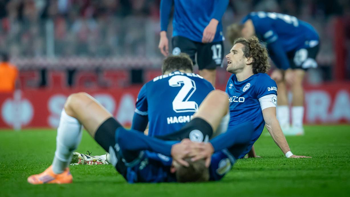 Nach der Pokalniederlage beim 1. FC Union Berlin sind die enttäuschten Arminen erschöpft zu Boden gesunken. | © Sarah Jonek