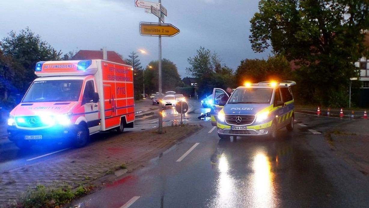 Beim Einfahren auf die B 65 erfasste der KIA-Fahrer das Zweirad. | © Polizei Minden-Lübbecke