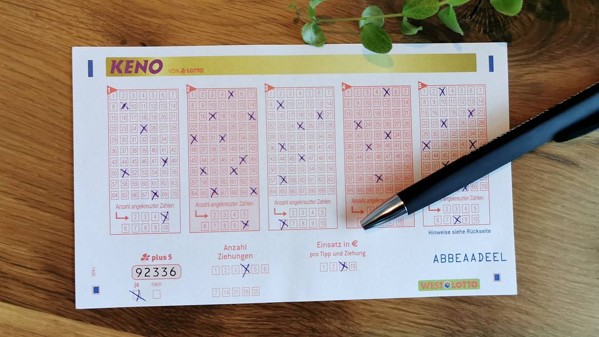 Zwischen zwei und zehn Zahlen aus dem Bereich 1 bis 70 können pro Tipp bei KENO angekreuzt werden, Quicktipps sind ebenfalls möglich. Die Anzahl der getippten Zahlen bestimmt den KENO-Typ (2 bis 10) und die Gewinnchance. | © Sarah Stasch