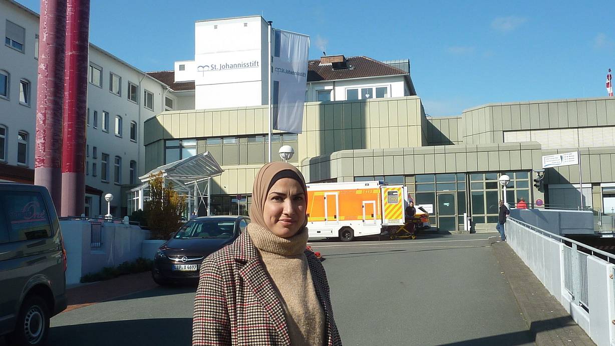 Mariam Yassin ist Auszubildende in der Gesundheits- und Krankenpflegeassistenz des evangelischen St. Johannisstiftes. Die Muslima trägt während ihrer Arbeitszeit auf den Stationen ein weißes Kopftuch zur Dienstkleidung. Das ist in Paderborn nicht in jedem Krankenhaus möglich. | © Sabine Kauke