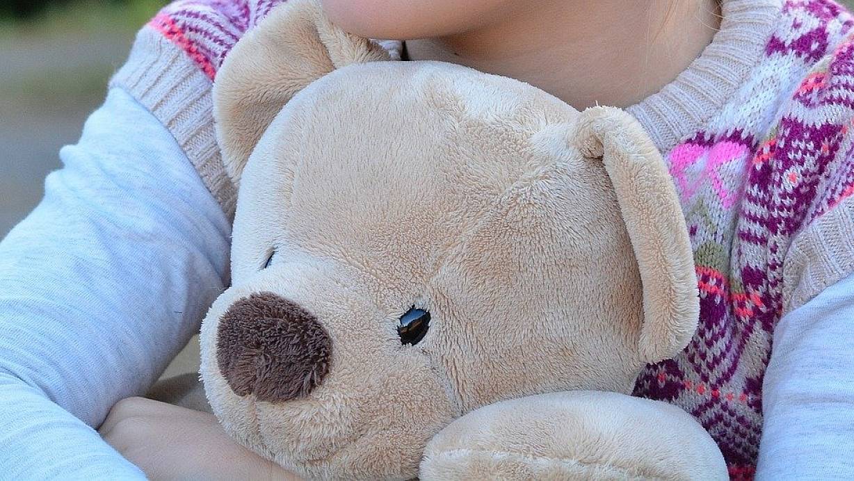 Ein Mädchen mit seinem Stofftier (Symbolbild). | © Pixabay