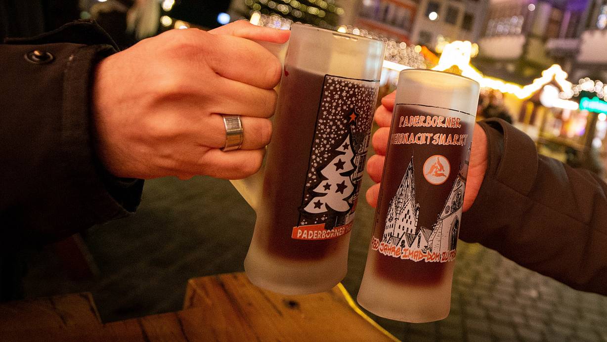 Unter anderem auf dem Paderborner Weihnachtsmarkt kann ohne große Reservierung ein Event mit Kollegen oder der Familie stattfinden. Andere Locations müssen meist vorab gebucht werden. | © Symbolfoto/Niklas Tüns