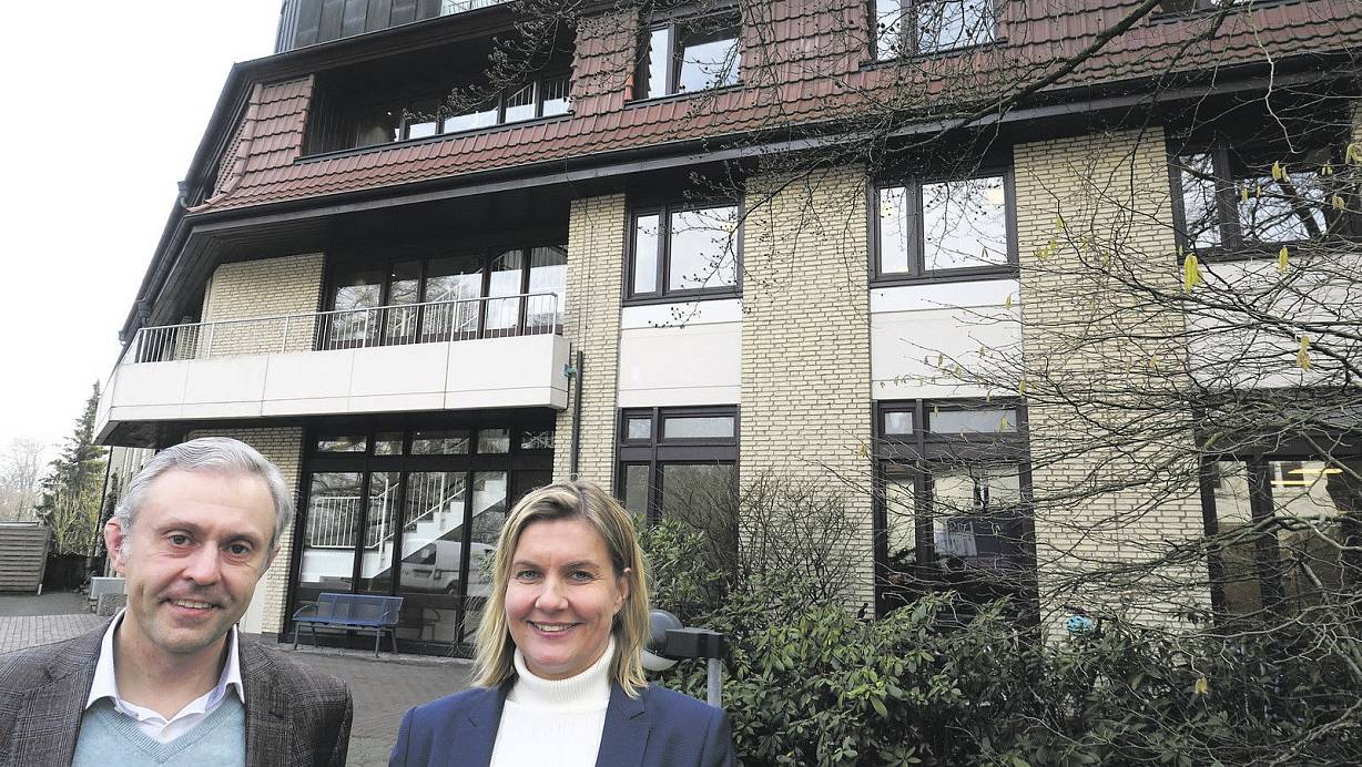 "Sind in der Findungsphase": Chefarzt Michael Siniatchkin und EvKB-Chefin Maren Thäter vor der neuen Psychiatrie-Klinik. | © Kurt Ehmke