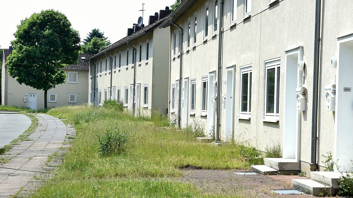 Baudezernent Gregor Moss deutet im Rat an, dass die Stadt die Briten-Siedlung Sperberstraße vielleicht günstiger kaufen kann. | © Christian Weische