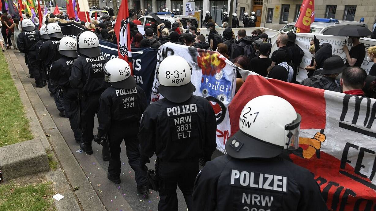 Polizisten beim Protestzug gegen das geplante Versammlungsgesetz für Nordrhein-Westfalen am 26. Juni in Düsseldorf. | © picture alliance/dpa