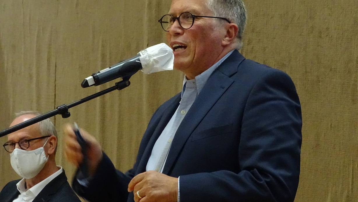 Als nun ehemaliger Bürgermeister verabschiedet sich Ulrich Rolfsmeyer von den Ratsmitgliedern. | © Kristina Grube