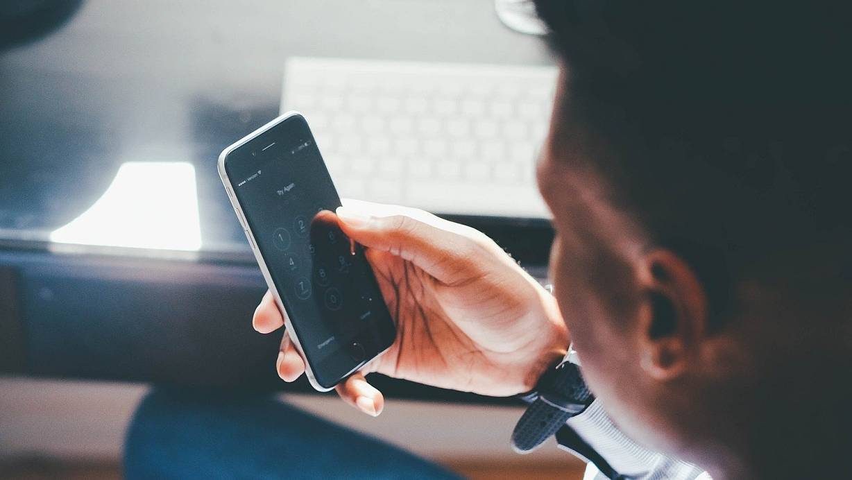 Die Polizei warnt vor Telefonbetrügern. Im Zweifel sollten Betroffene den Notruf 110 wählen, um nicht Opfer zu werden. | © Symbolbild/Pixabay