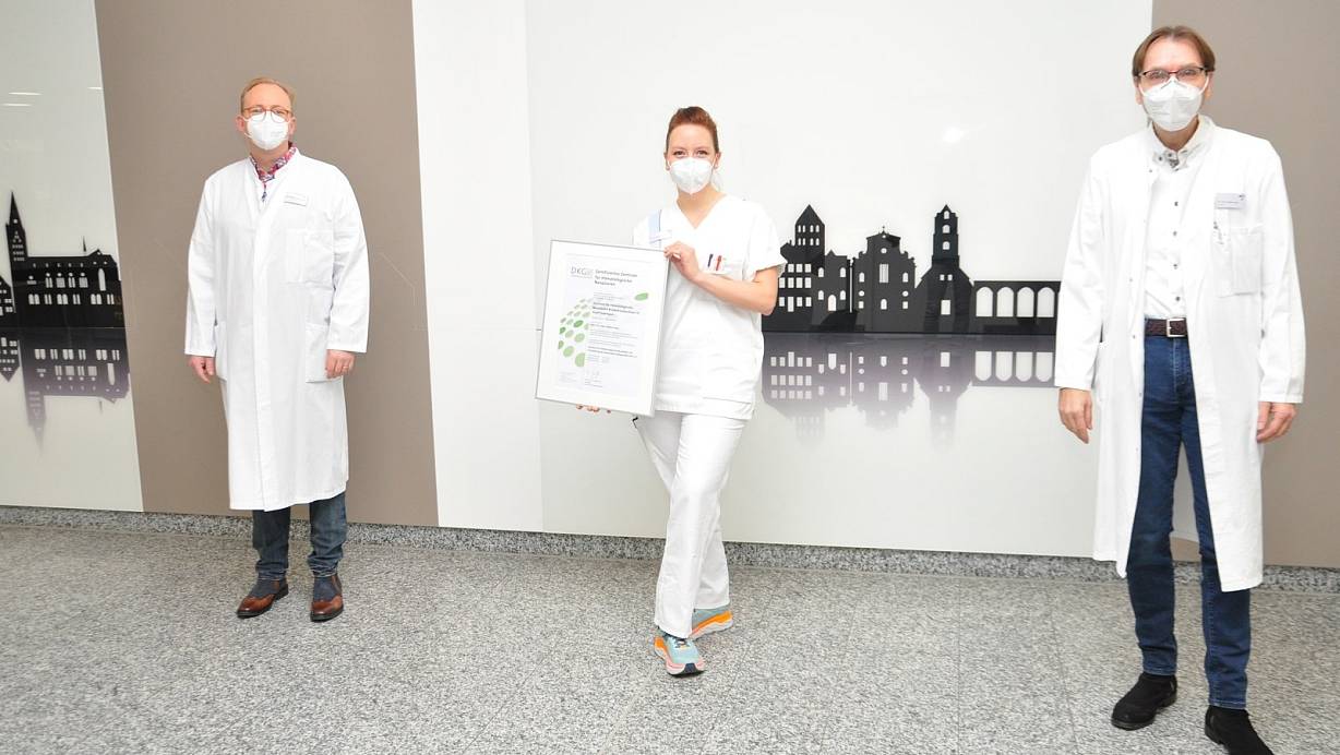Chefarzt Tobias Gaska (r.) und Oberarzt Harald Müller-Huesmann aus der Praxis für Hämatologie und Onkologie im MediCo freuen sich mit Stationsleiterin Viktoria Bolte über die Auszeichnung der Deutschen Krebsgesellschaft. | © Brüderkrankenhaus