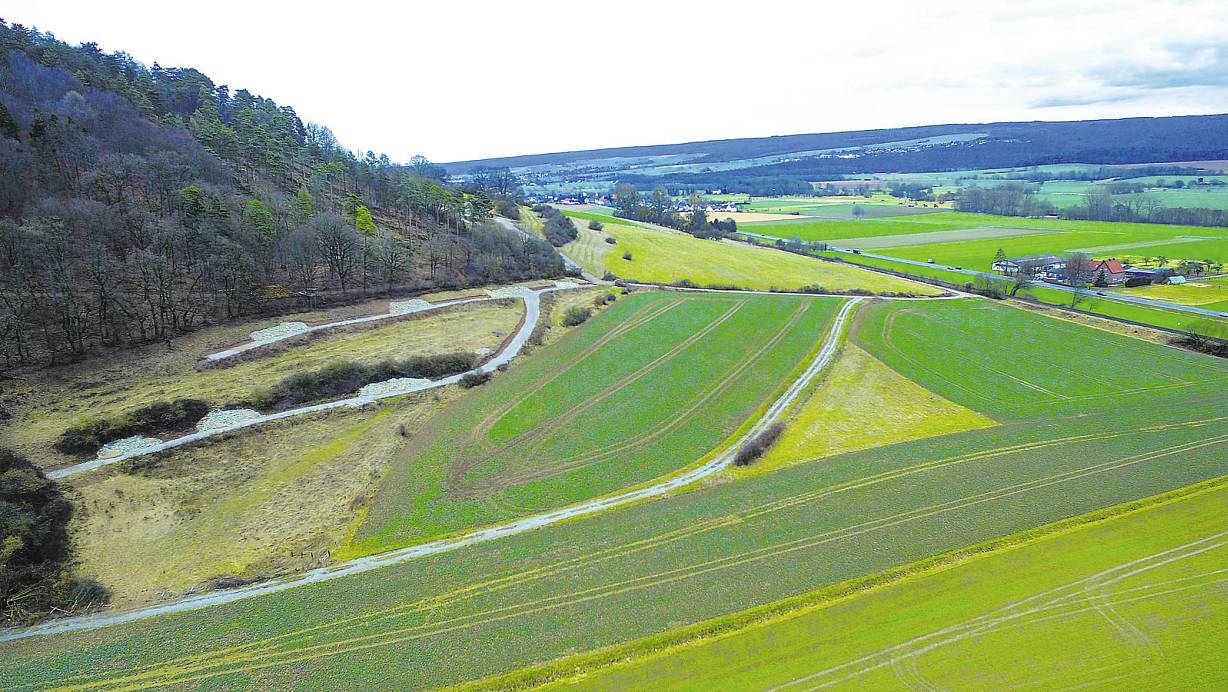 Areal von oben: An der Bundesstraße 64 (Blickrichtung von Ottbergen nach Godelheim) sind die sogenannten Steinriegel deutlich zu erkennen.  FOTO: JENS REDDEKER | © Jens Reddeker