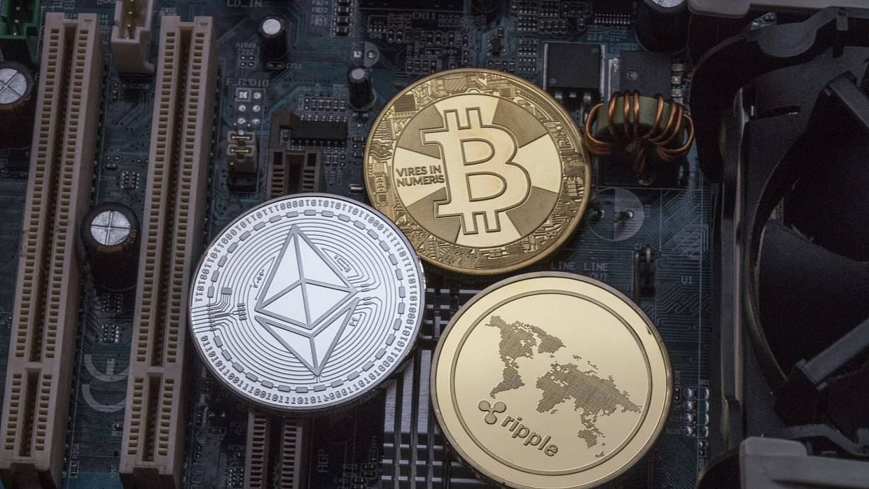 Innerhalb eines Monats ist der Bitcoin-Kurs um mehr als die Hälfte gefallen. Die digitale Währung wird nur virtuell gehandelt, nicht in Münzen. | © Picture Alliance (Symbolbild)