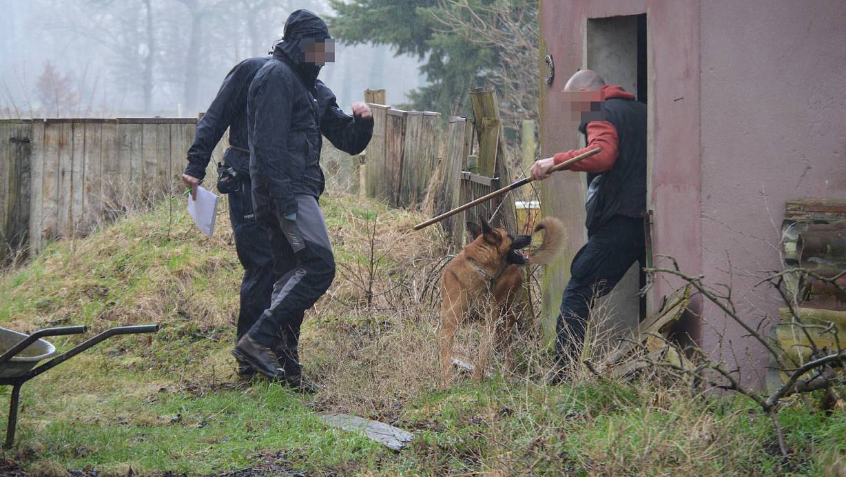 Tatort: Die Polizei hat den Hof, auf dem die Leiche von Fadi S. gefunden wurde, mit Leichenspürhunden durchsucht. Foto: Dullweber | © Stefanie Dullweber