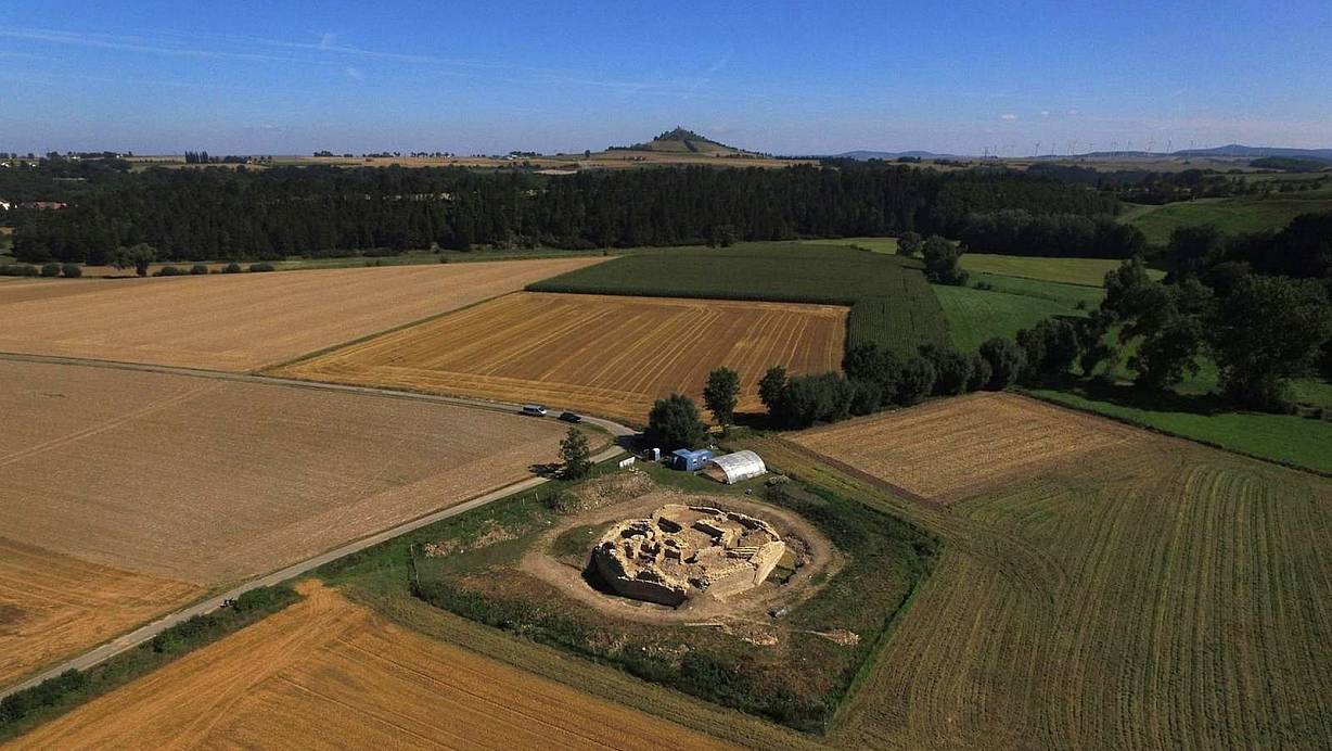 Der Erhaltungszustand und die Qualität der baulichen Überreste der achteckigen Niederungsburg Holsterburg im Südosten der Stadt sowie ihr Forschungsstand gelten europaweit als einzigartig. | © LWL