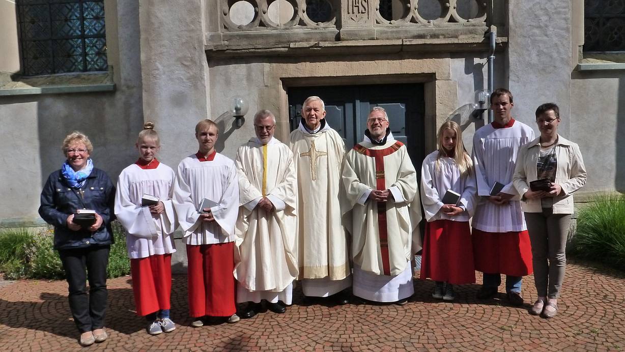 Gestalteten den Gottesdienst: Lektorin Ursula Schalück (v. l.), Messdiener Clara Sandhäger und Patrik Narmont, Pfarrdechant Meinolf Mika, Jubilar Pater Hermann Schalück OFM, Guardian Martin Lütticke OFM, Messdiener Amelie Brielmann und Thomas Wallmeyer, Kommunionhelferin Marita Narmont. | © Wilhelm Ide