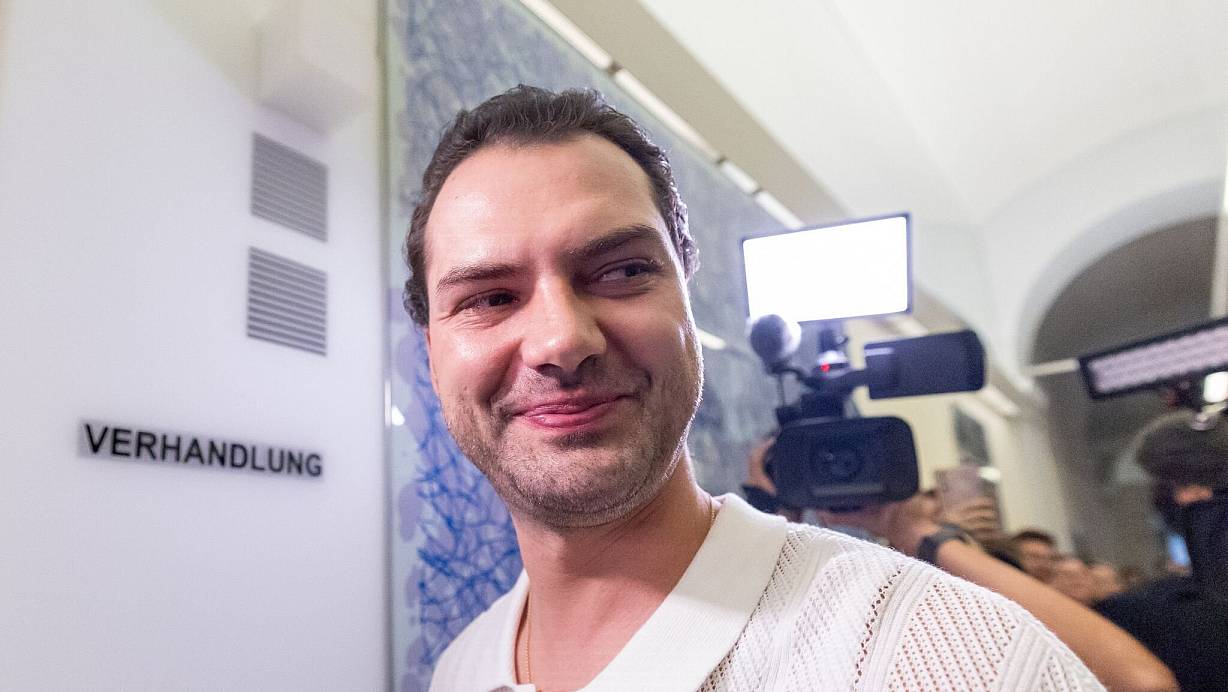 Schauspieler und Reality-TV-Darsteller Jimi Blue Ochsenknecht vor Prozessbeginn wegen schweren Betrugs am Landesgericht Innsbruck. | © Expa/Johann Groder/APA/dpa