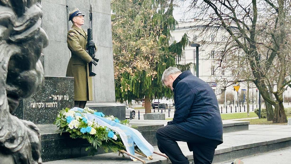 Mit einem Kniefall vor dem Denkmal der Helden des Warschauer Ghettos gedenkt Bayerns Ministerpräsident Markus Söder am 11. Dezember in Warschau den Opfern des Nationalsozialismus. | © Marco Hadem/dpa