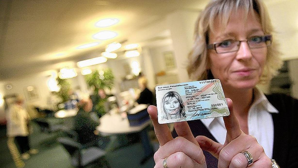 Was Kostet Ein Neuer Personalausweis Der Neue ist da Der neue Personalausweis | nw.de