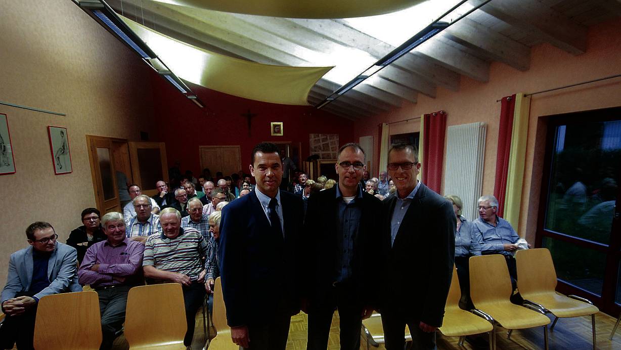 Stellen sich den Wählern: Die Bürgermeister-Kandidaten Carsten Torke (CDU, l.) und Jürgen Unruhe (SPD, r.) nehmen den Moderator Michael Rüsenberg in die Mitte. | © Madita Schellenberg