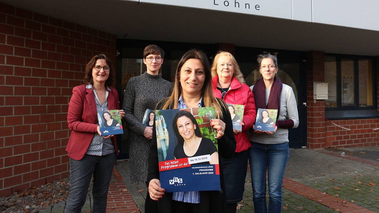 Im VHS Löhne Programm ist für jeden was dabei: Stefanie Voß (v. l.), Sarah Weitkamp, Ayla Erol Kar, Annette Bökamp und Maria Beine-Diekmeyer. | © Susanne Barth