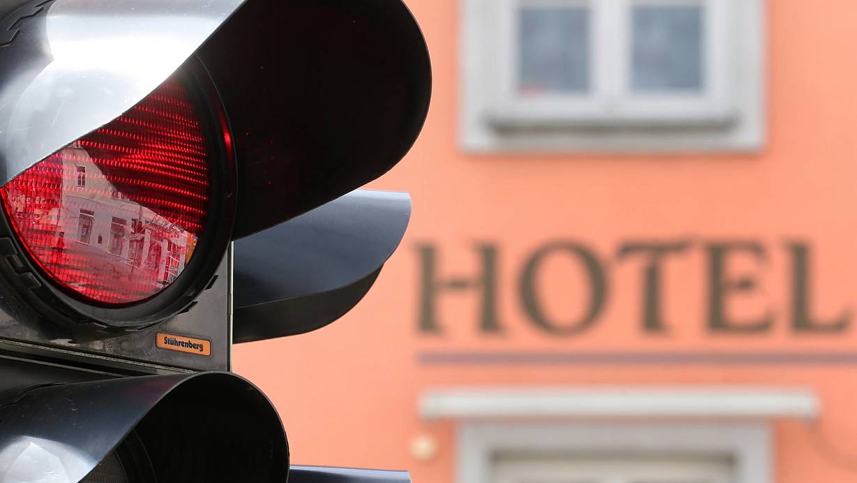 Beherbergungsbetriebe in Bayern dürfen keine Menschen aus dem Kreis Gütersloh aufnehmen, weil die Zahl der Infizierten innerhalb einer Woche zu hoch ist. | © picture alliance/dpa