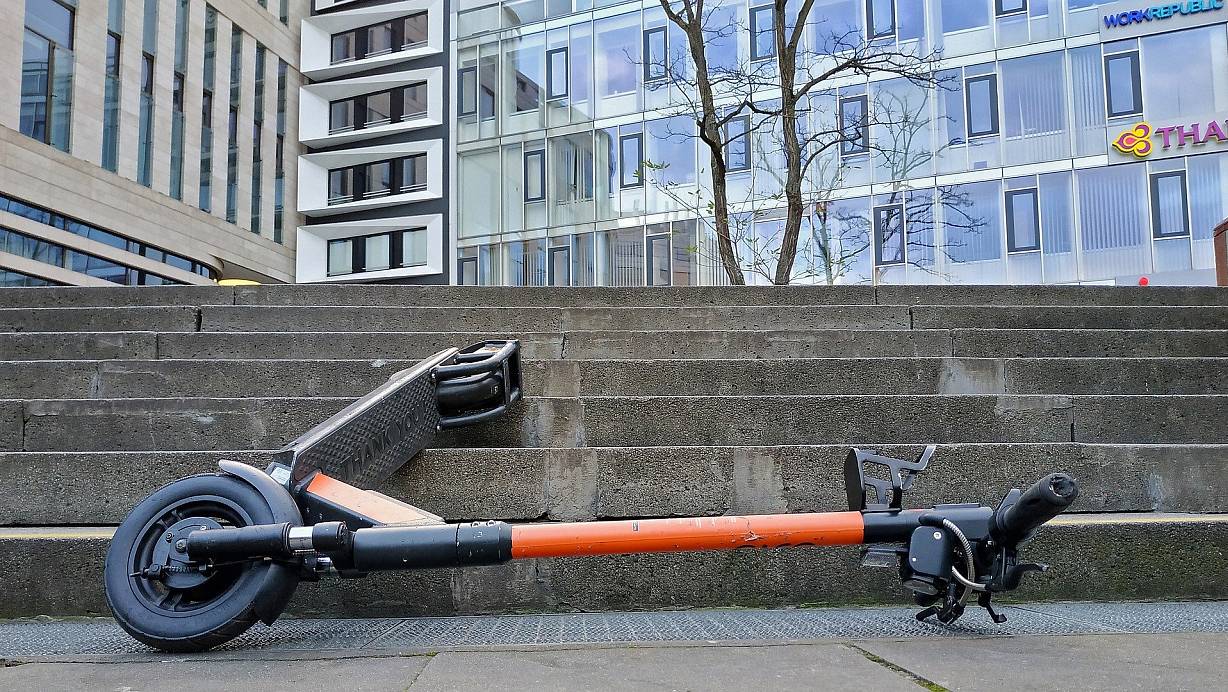 Nach einem Unfall mit dem E-Scooter zeigte sich der Mindener uneinsichtig und landete in Gewahrsam. | © Foto: Boris Mayer/Pixabay