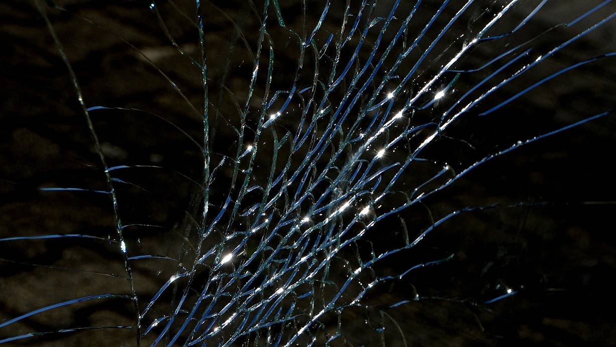 Der Täter soll eine Autoscheibe eingeschlagen haben. Symbolbild: Pixabay |