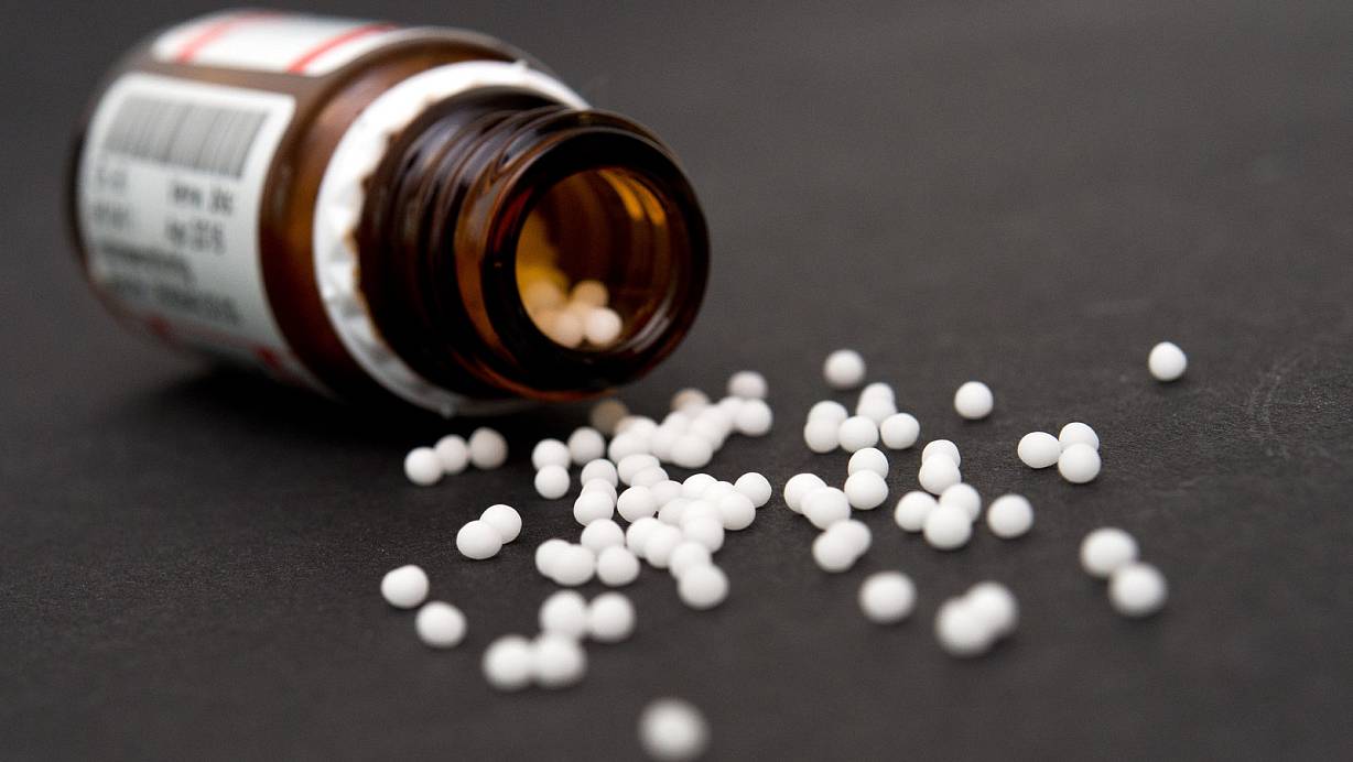 Helfen Globuli? Die homöopathische Behandlungsmethode ist hoch umstritten. | © picture alliance / dpa Themendienst