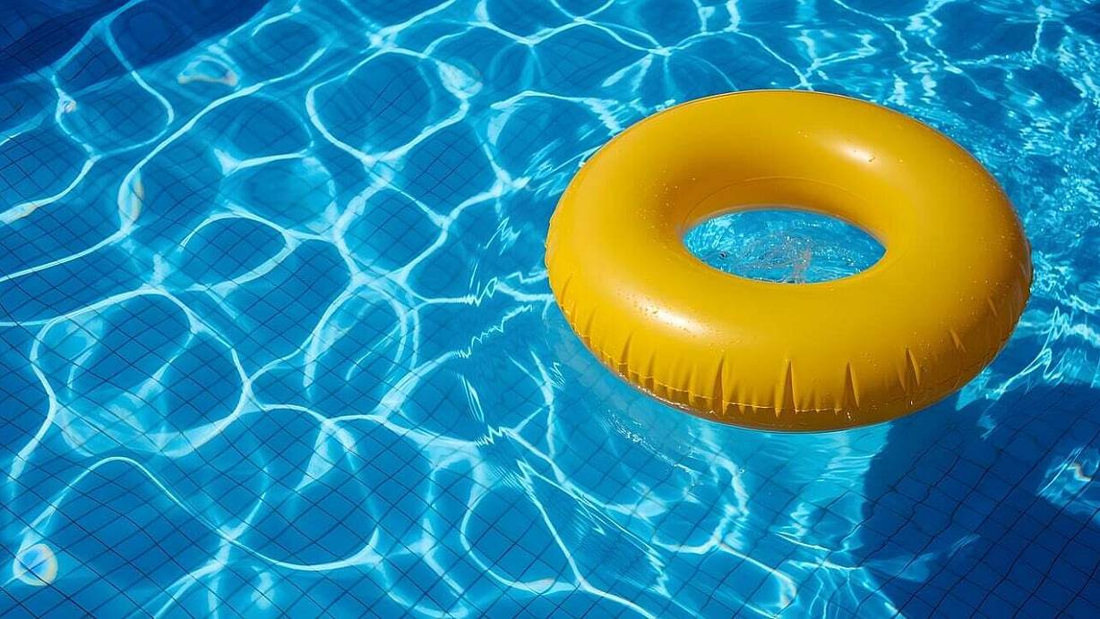 Weil er eine Handvoll Schwimmspielzeug zurückgeben sollte, soll ein Bad Driburger die Leiterin eines Kurses für Babyschwimmen geschlagen haben. | © Pixabay/KoiRoylers