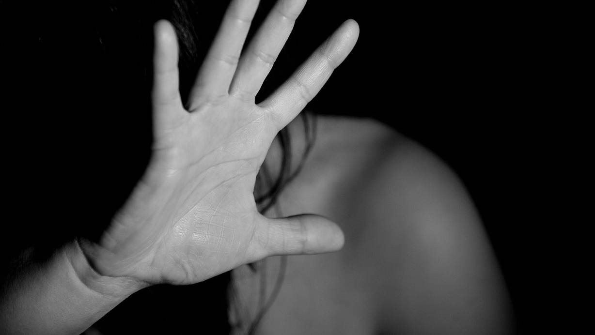 Manche Betroffene werden psychisch krank. | © Symbolfoto: Nino Carè auf Pixabay