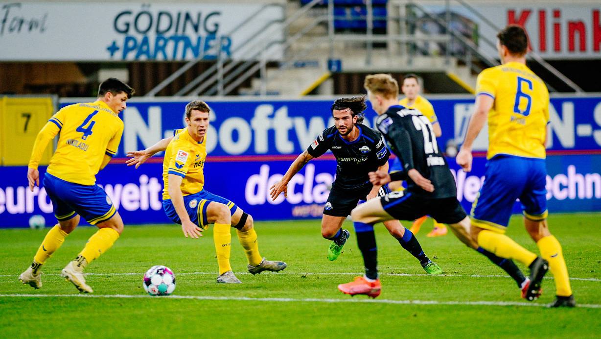 Paderborns Startelf-Debütant Marco Terrazzino (M.) bereitet in dieser Szene aus der 19. Minute das 2:0 vor, das Teamkollege Chris Führich (2. v. r.) erzielt. Doch am Ende reichte auch dies nicht zum Sieg. | © Besim Mazhiqi