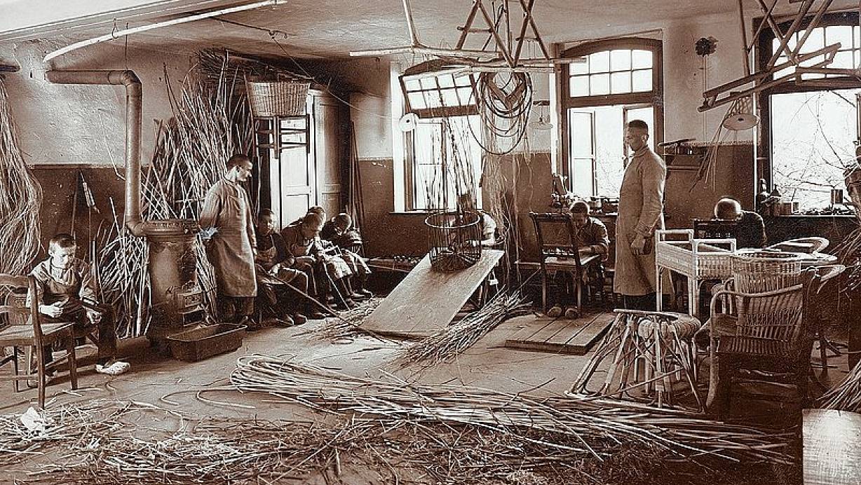 Voller Konzentration fertigen Bewohner des Wittekindshofes in der Werkstatt Hocker, Stühle, Körbe und kleine Regale an. Das Foto entstand im Jahr 1928. | © FOTO: WITTEKINDSHOF